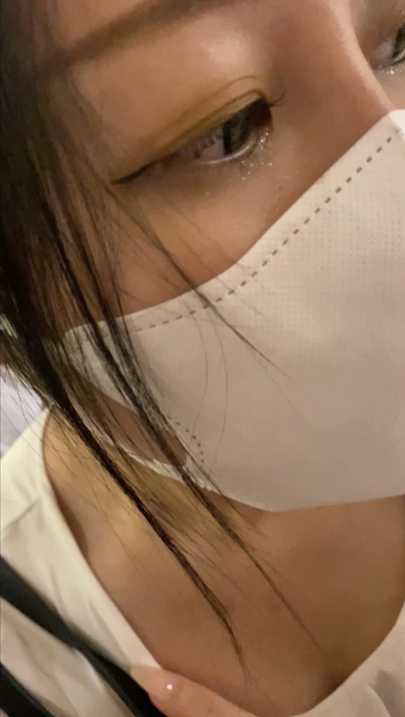 [音声有]清楚系美乳OLがブラとパンストをズラされ集団痴漢。耐えれず漏れる声。-1