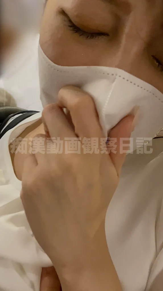 [音声有]清楚系美乳OLがブラとパンストをズラされ集団痴漢。耐えれず漏れる声。-18