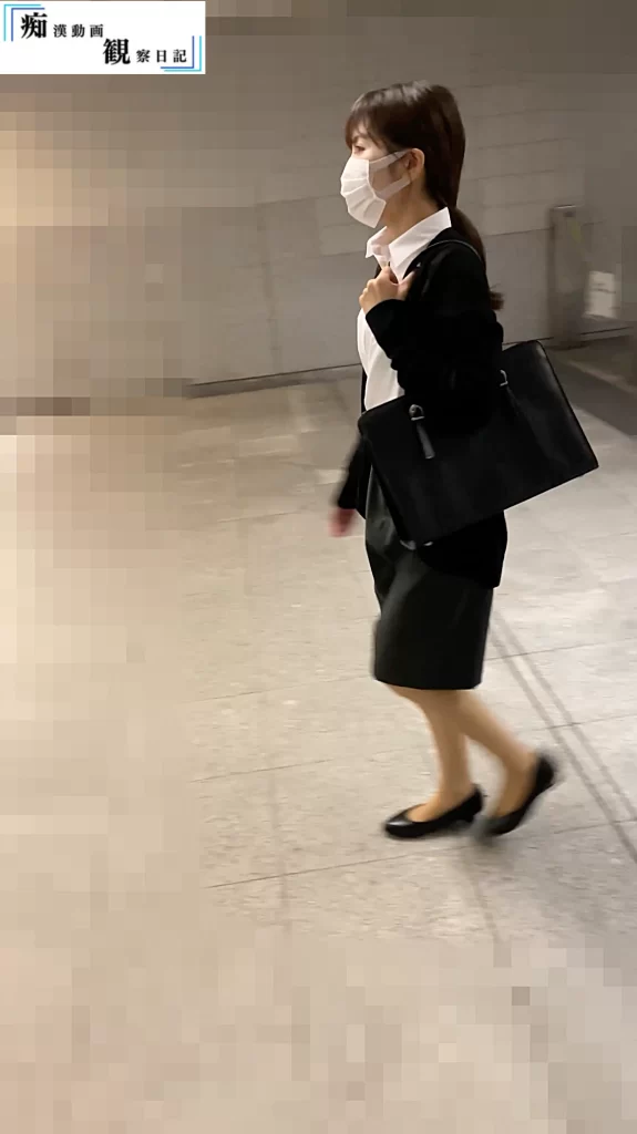 [痴〇×下着泥棒]紐パンを盗まれるOL。ノーパンタイツに手をぶっこまれ我慢できず絶頂直前に降車。-1