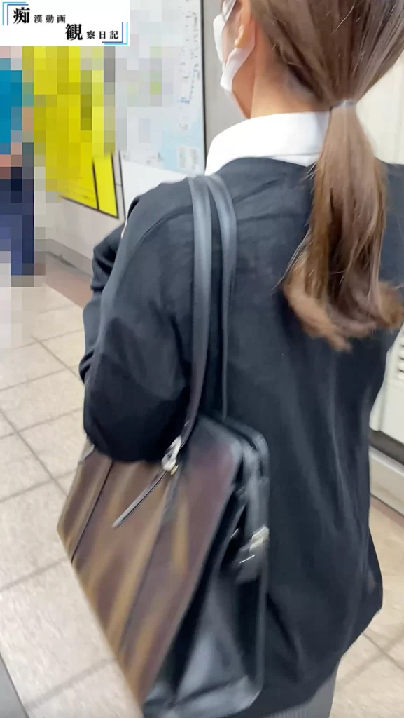 [痴〇×下着泥棒]紐パンを盗まれるOL。ノーパンタイツに手をぶっこまれ我慢できず絶頂直前に降車。-36