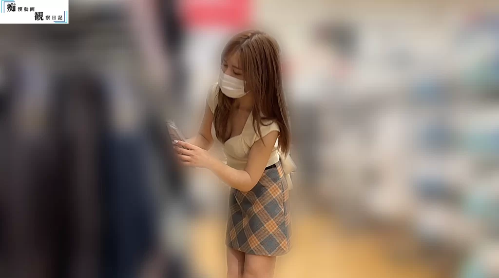 〔非コンプラ動画⑭〕アパレルスタッフ集団痴カン※Ｑ×●■▽ＬＬ〇ヶ崎（ロングヘア、身長150～160cmくらい、細見）-3