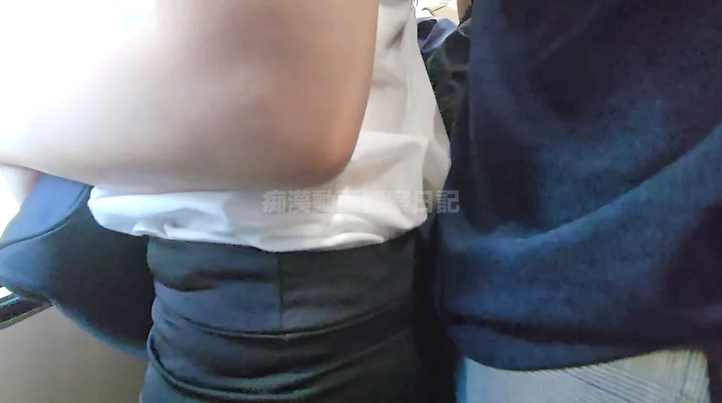 痴かん狂信者 #90【★2】朝の満員車両に乗り込む激エロ露出狂女、タイトミニスカ越しのデカ尻にお触り挑戦-14