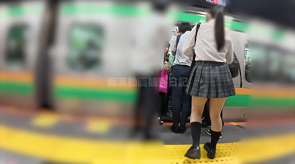 痴かん狂信者 #117【★6】超ミニスカ上玉ギャル、同業者と結託してパンツずり下げ生尻揉みガッツリ指入れ、降車後の放心顔を激撮！-2