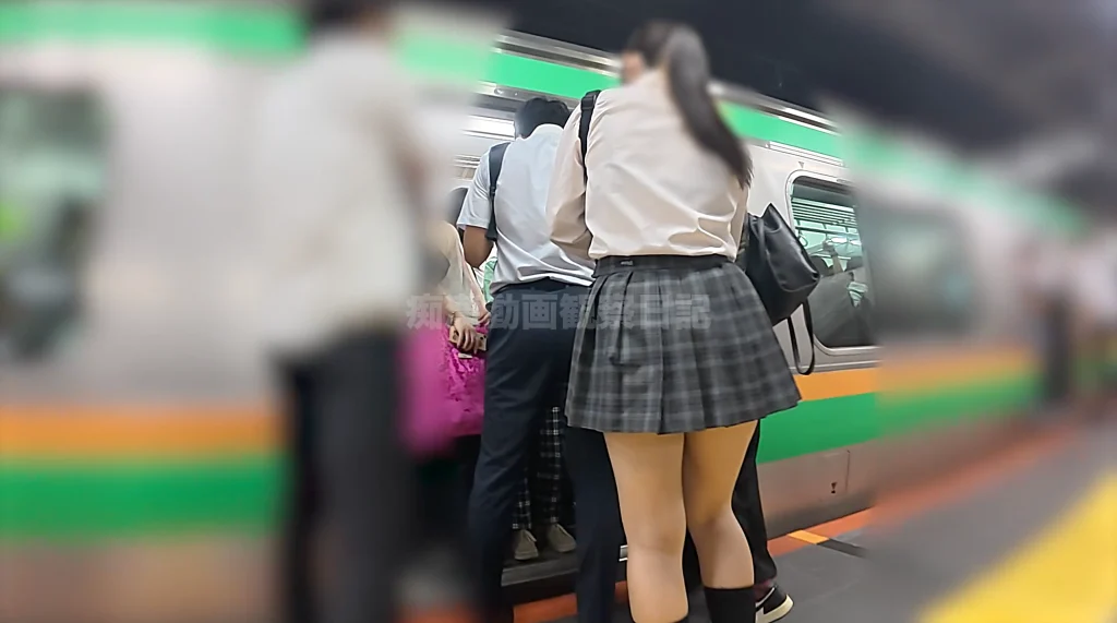 痴かん狂信者 #117【★6】超ミニスカ上玉ギャル、同業者と結託してパンツずり下げ生尻揉みガッツリ指入れ、降車後の放心顔を激撮！-3