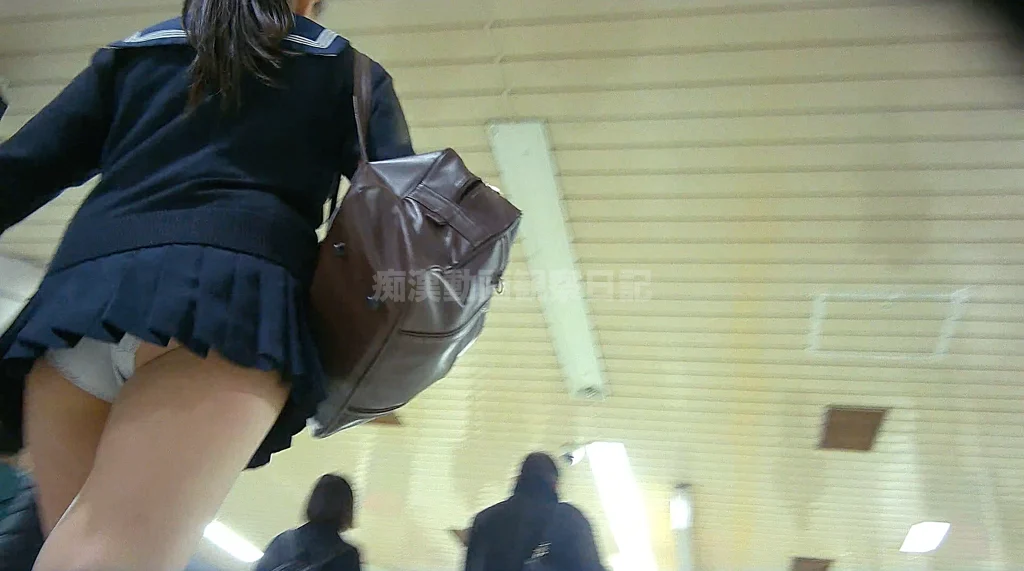 撮ってしまった13　超ミニスカセーラーK発見！気づいたら体が動いてしまっていた-17