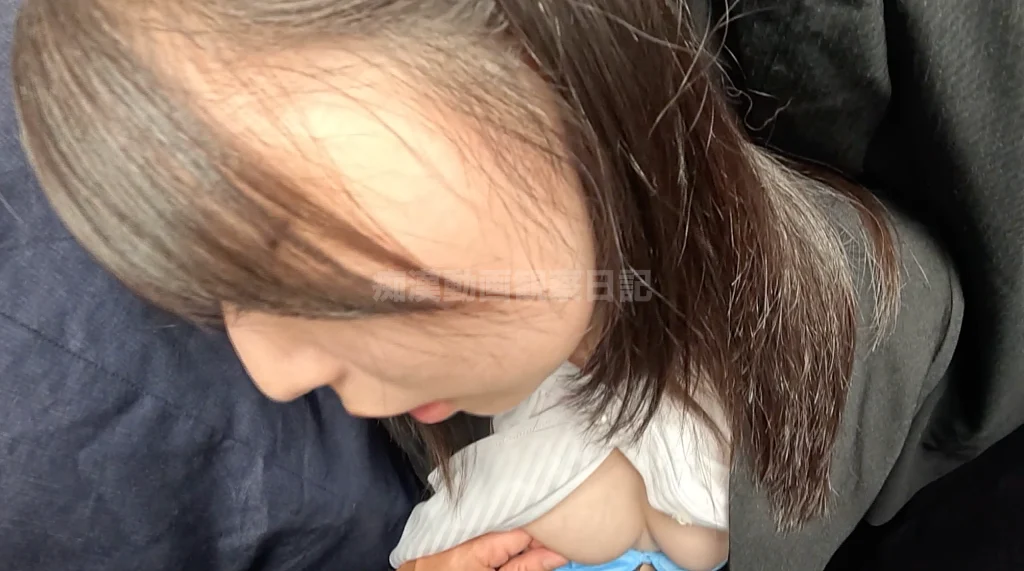 【痴触】終電間際の電車内で残業でヘトヘトになった女にペニスを握らせる-17