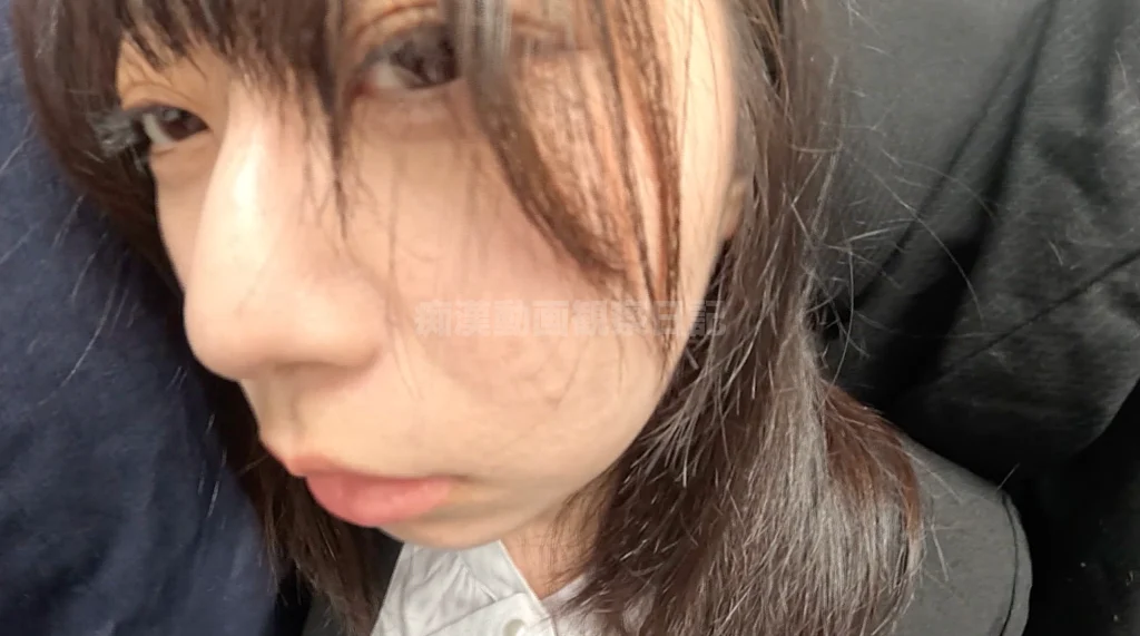 【痴触】終電間際の電車内で残業でヘトヘトになった女にペニスを握らせる-24
