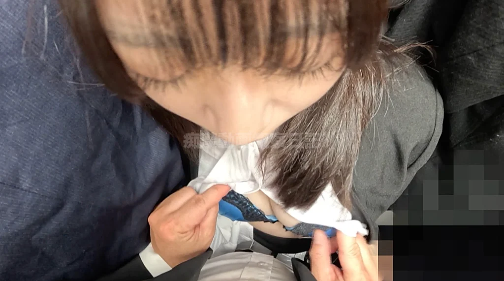 【痴触】終電間際の電車内で残業でヘトヘトになった女にペニスを握らせる-9