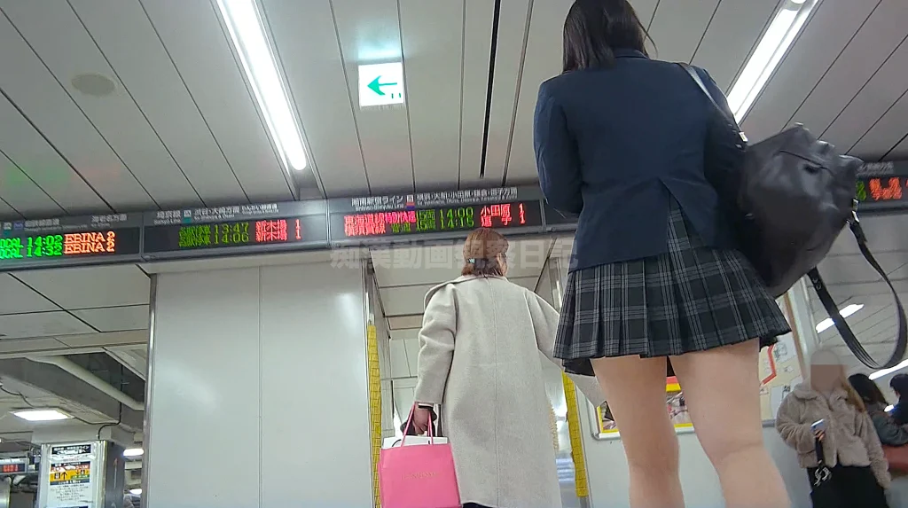撮ってしまった18　はみパン純白　股の隅から漏れ出した白い布生地　3人収録-25