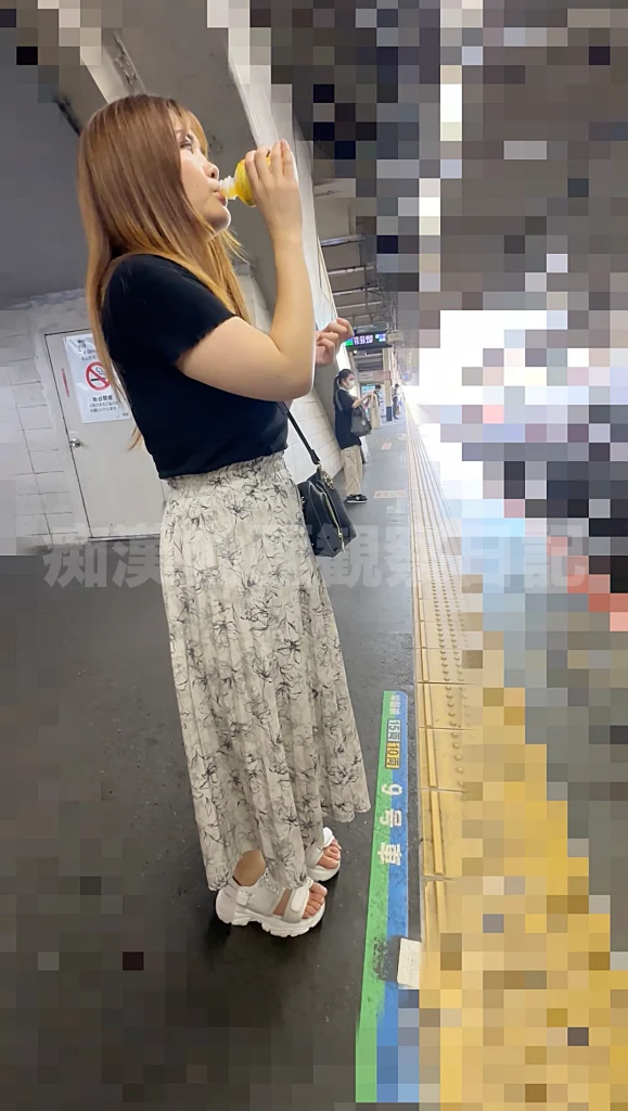 [乗車記録176]ボロンとブラから溢れた茶髪ロングのスラパイ爆乳-1